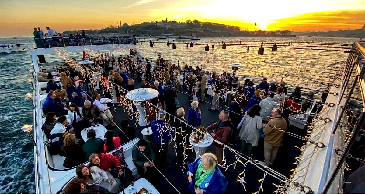 Teknede Şirket Yemeği